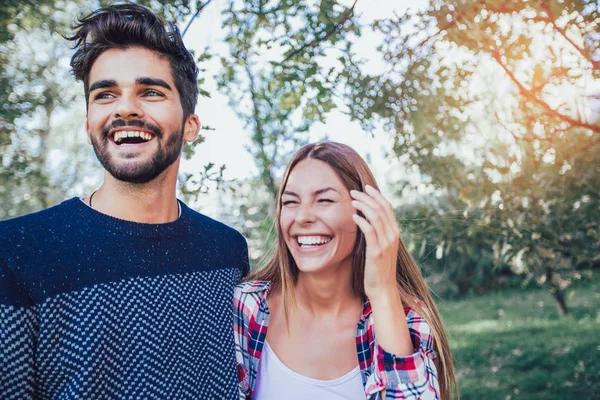 Mutlu Çift Gülen Having Fun Açık Havada Aşk — Stok fotoğraf