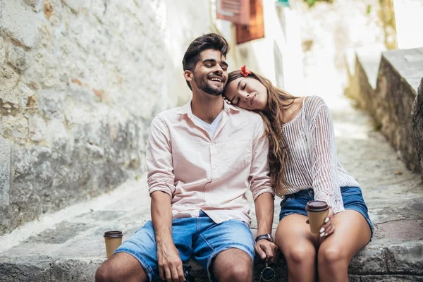 Romantische Paar Zittend Trappen Kijken Naar Tablet — Stockfoto