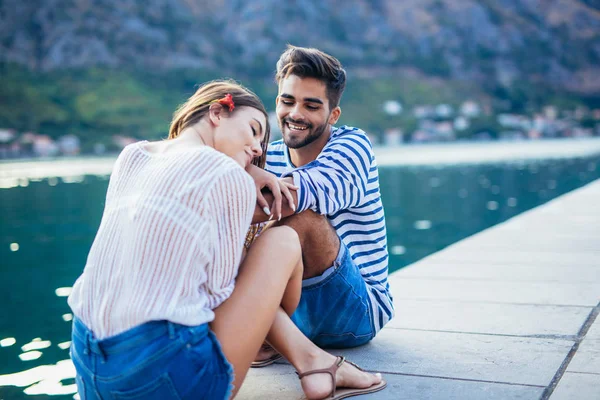 Paar Liefde Genieten Van Zomer Tijd Door Zee — Stockfoto