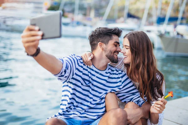 Pareja Enamorada Disfrutando Hora Verano Junto Mar Utilizando Tableta Digital — Foto de Stock