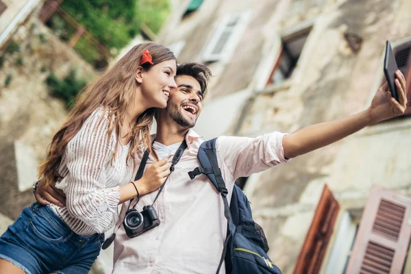 Pasangan Turis Romantis Menggunakan Komputer Tablet Digital — Stok Foto