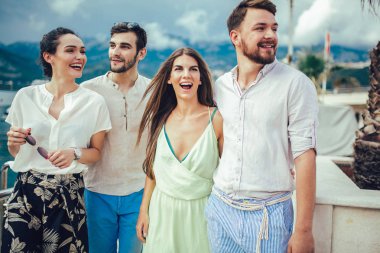 Bir turistik deniz tatil tekne ile liman tarafından arka planda yürüyen arkadaşlar