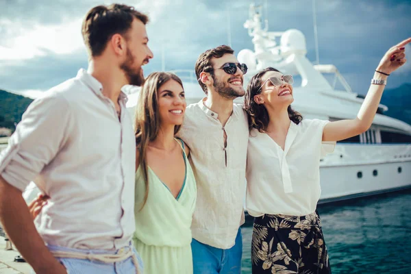 Vänner Hamnen Turistiska Semesterorten Med Båtar Bakgrunden — Stockfoto