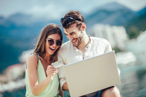 Schönes Romantisches Paar Mit Laptop Bilder Auf Dem Laptop Während — Stockfoto