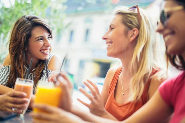 Drie Mooie Vrienden Een Cafe Met Plezier — Stockfoto