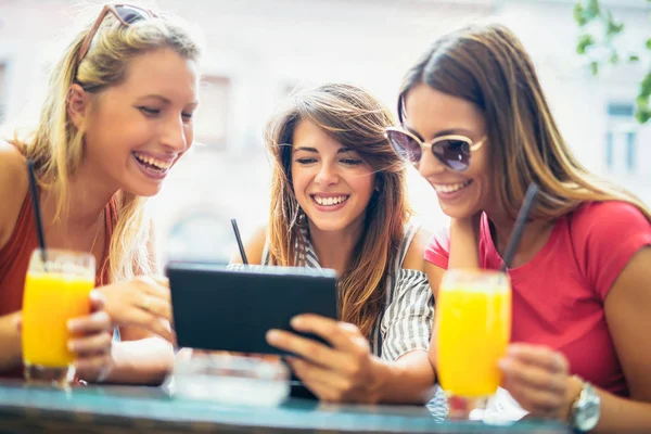 Drie Mooie Vrienden Een Cafe Met Tablet Plezier — Stockfoto