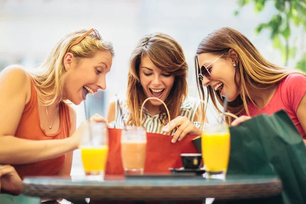 Drie Jonge Vrouwen Een Café Een Winkeltje — Stockfoto