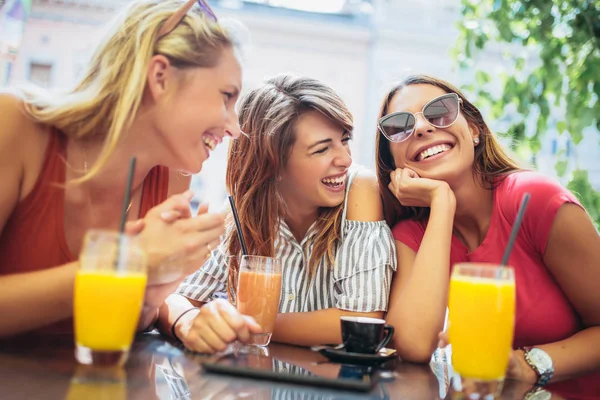 Trois Beaux Amis Dans Café Amusent — Photo