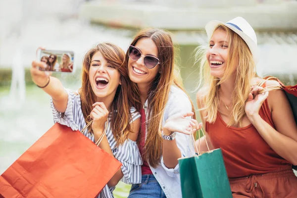 Trois Femmes Faisant Shopping Ensemble Faisant Des Photos Selfie — Photo