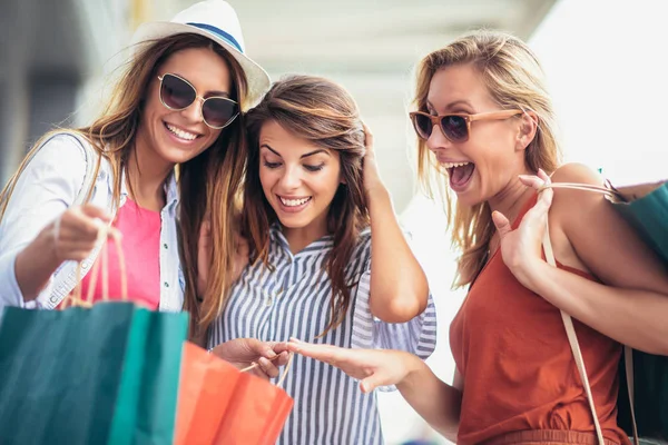 Drie Vrouwen Samen Winkelen — Stockfoto