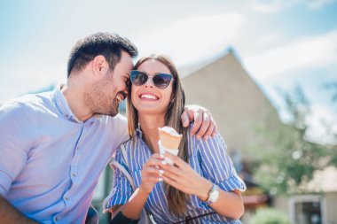 Tarihi sahip ve alışveriş sonra dondurma yemek mutlu çift