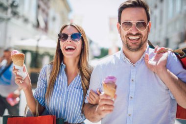 Tarihi sahip ve alışveriş sonra dondurma yemek mutlu çift