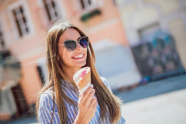 Ragazza Felice Godendo Gelato All Aperto — Foto Stock