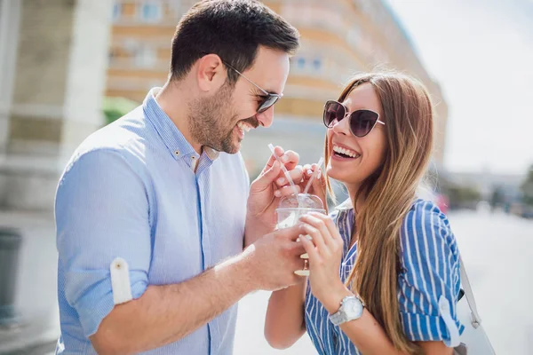 Jong Koppel Liefde Drinken Van Sap Buiten — Stockfoto