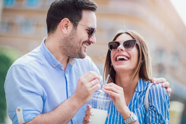 Junges Verliebtes Paar Trinkt Saft Freien — Stockfoto