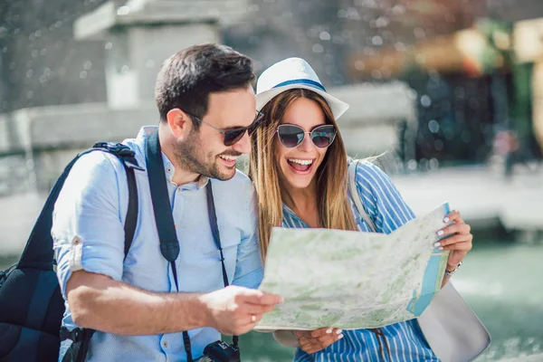 Retrato Pareja Turistas Enamorados Disfrutando Del Turismo Ciudad Usando Mapa — Foto de Stock