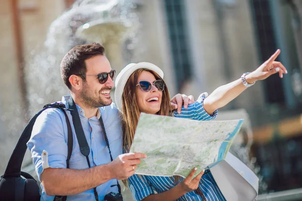 Retrato Pareja Turistas Enamorados Disfrutando Del Turismo Ciudad Usando Mapa — Foto de Stock