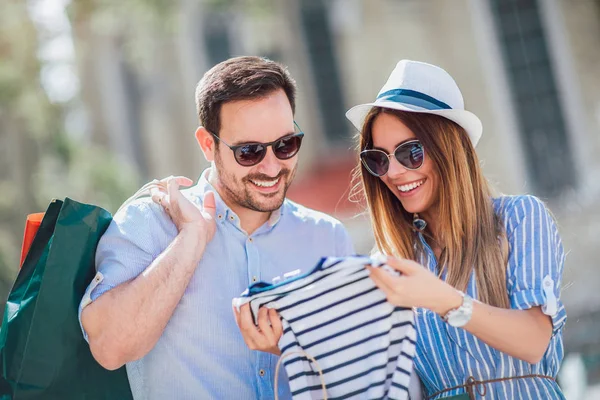 Paar Genießt Gemeinsamen Einkauf — Stockfoto