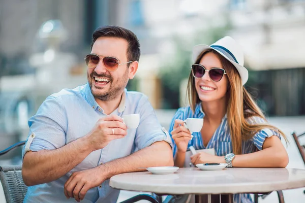 Couple Aimant Assis Dans Café Profiter Café Conversation Après Shopping — Photo