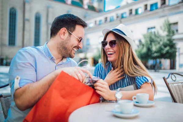 Paar Sitzt Nach Dem Einkauf Café Und Genießt Gespräch — Stockfoto