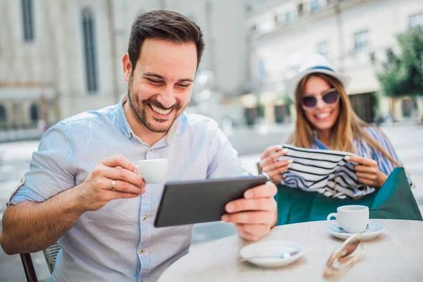 디지털 태블릿을 즐기는 카페와 대화에 — 스톡 사진