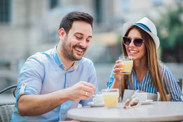 Casal Sentado Café Desfrutando Café Conversa — Fotografia de Stock