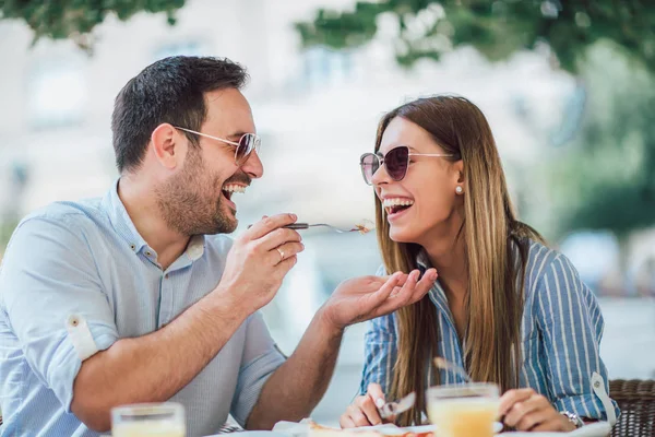 Couple Eating Pizza Snack Outdoors — Stock Photo, Image