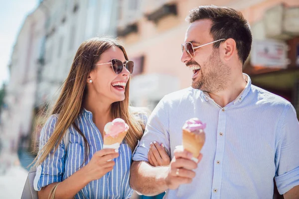 Lyckligt Par Att Datum Och Äta Glass Efter Shopping — Stockfoto