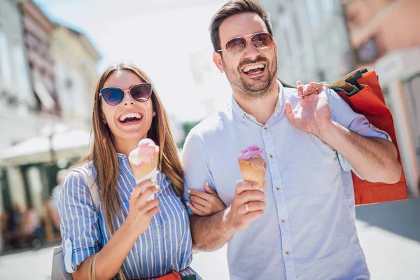 Casal Feliz Ter Data Comer Sorvete Depois Fazer Compras — Fotografia de Stock