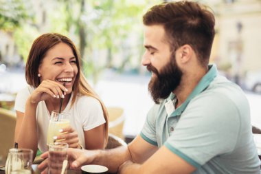 Güzel çift tarihte çok ciddiyim