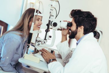 göz doktoru hastanın görme ve vizyon düzeltme kontrol