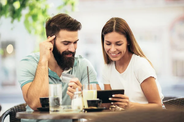 Pár Hogy Kávé Egy Olyan Időpontban Digitális Tábla Segítségével — Stock Fotó