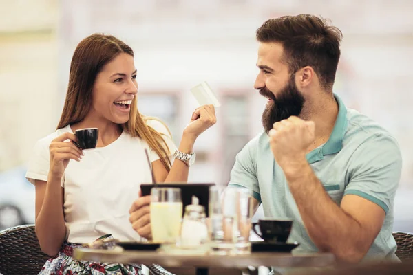 Pareja Tomando Café Una Cita Usando Tableta Digital Tarjeta Crédito — Foto de Stock