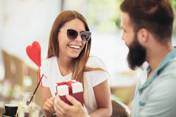 Mann Überrascht Frau Mit Geschenk Café — Stockfoto