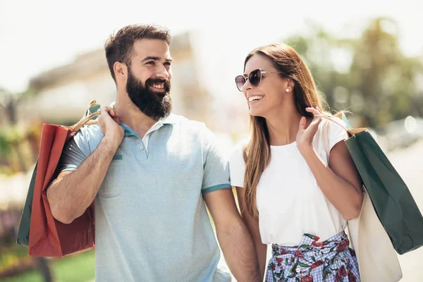 Pareja Disfrutando Compras Juntos Joven Pareja Sosteniendo Bolsas Compras — Foto de Stock