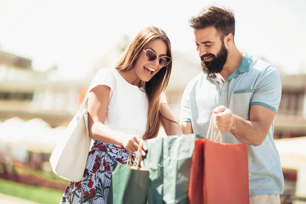 Par Njuter Shopping Tillsammans Unga Paret Håller Kassar Och Påsar — Stockfoto