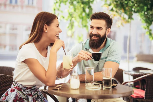 Schönes Paar Beim Kaffee Auf Date — Stockfoto