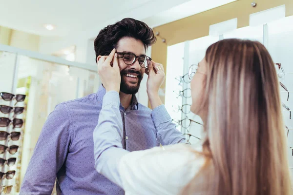 Okulista Robi Badanie Wzrokowe Klienta Optical Center — Zdjęcie stockowe