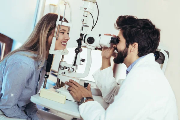 göz doktoru hastanın görme ve vizyon düzeltme kontrol