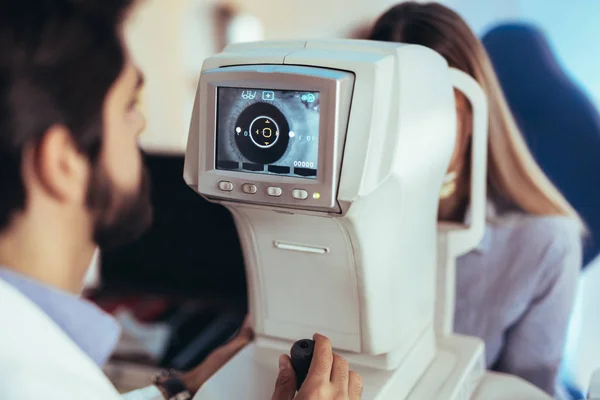 Optometrista Revisando Vista Del Paciente Corrección Visión — Foto de Stock