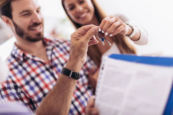 Real Estate Agent Giving Keys Couple Customers — Stock Photo, Image