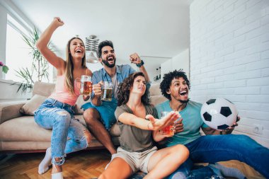 Mutlu arkadaş ya da futbol tv ve evde zaferini kutluyor izlerken futbol fanlar.