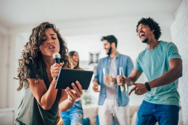 Evde karaoke şarkı arkadaş grubu.