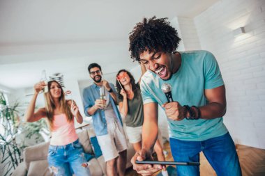 Evde karaoke şarkı arkadaş grubu.