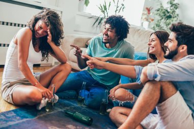 Bir grup genç arkadaş doğruluk oyunu oynuyor. Ev partisi.