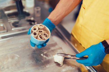 Toplu erkek işçi yapma kırpılmış görünümünü dondurma hala soğutulmuş Pan.