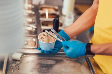 Toplu erkek işçi yapma kırpılmış görünümünü dondurma hala soğutulmuş Pan.