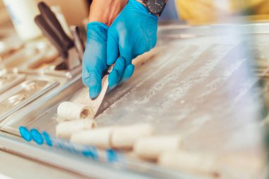 Hala soğutulmuş Pan haddelenmiş dondurma yapma. 