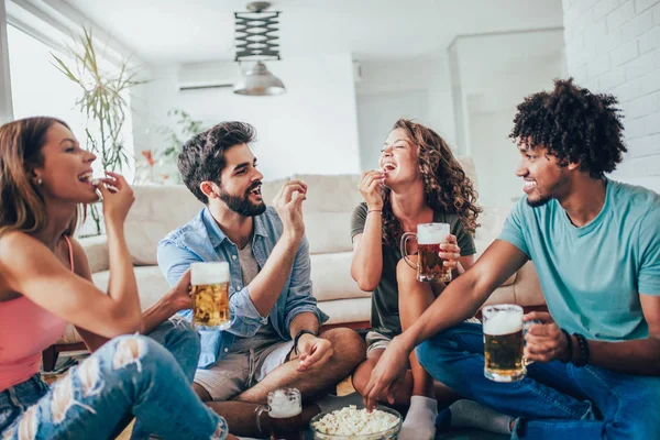 Amigos Felices Comiendo Palomitas Maíz Bebiendo Taza Cerveza Casa Divirtiéndose — Foto de Stock