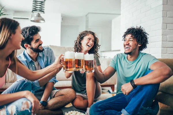 Glückliche Freunde Die Hause Popcorn Essen Und Bierkrug Trinken Spaß — Stockfoto